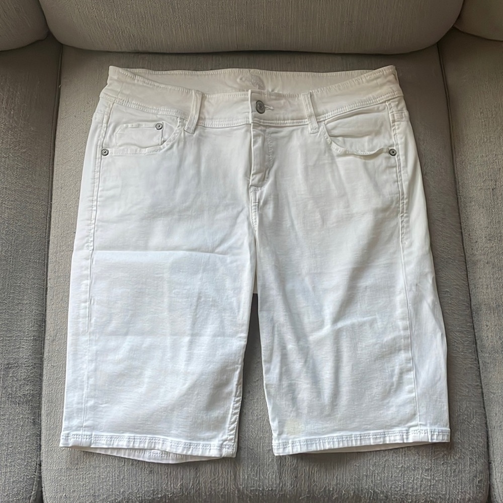 Tommy Bahama, size 8, white, Bermuda shorts